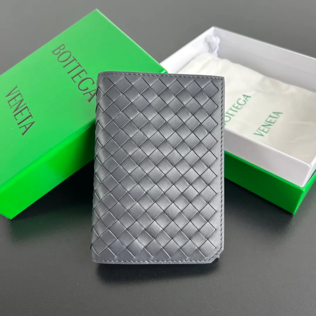 B’s new small woven passport holder [let me see]. 817398 The classic fine weave returns✅, made of cowhide, very soft to the touch and durable. In addition to your passport, you can also put your cards, ID and a small amount of cash. Small and exquisite, super suitable for travel. Weaving is the eternal classic of this brand, size: 13.3x9.5, P600
